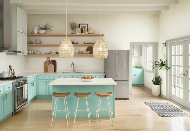 مساحة المطبخ مع خزائن رمادية وزرقاء فاتحة