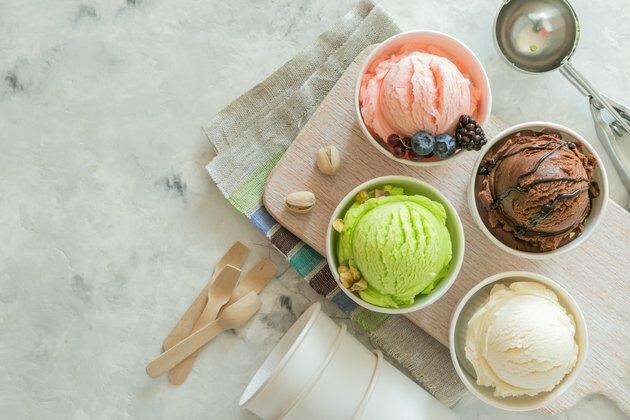 Избор шарених лоптица за сладолед у папирним конусима