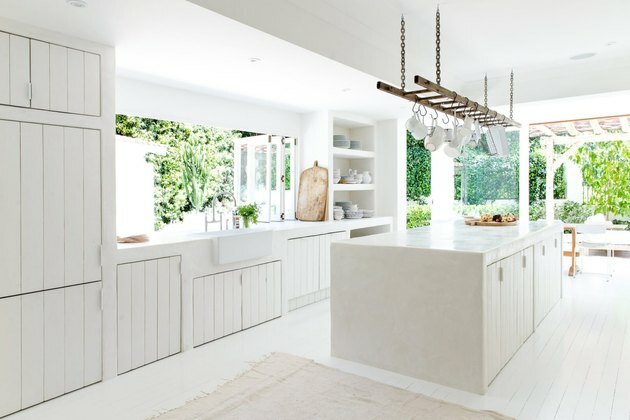 cozinha branca minimalista com armários de beadboard