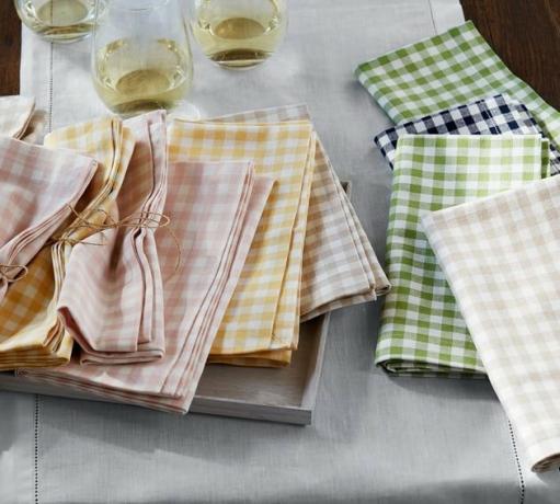 weergave van tafel met gingham servetten en wijnglazen