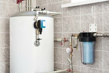 Caldera de calentamiento de agua de la casa con bomba, válvulas de bola y filtros