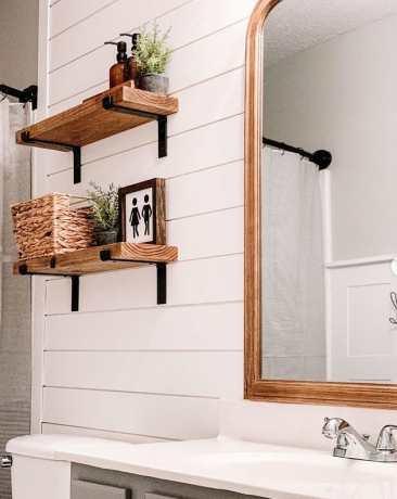 ideia DIY backsplash de banheiro em estilo fazenda com shiplap branco