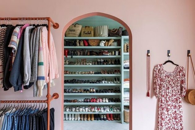 camarim rosa com arco rosa escuro Tone On Tone Paint Ideas