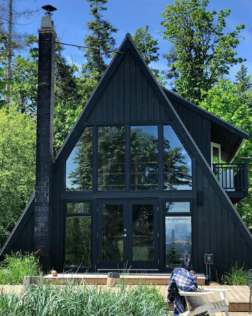 A-frame preto com fachada de janela
