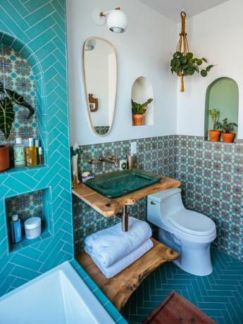 bagno bohemien con piastrelle blu