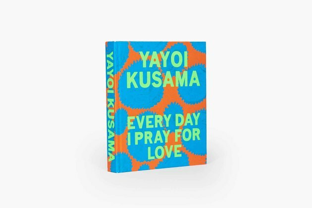 Yayoi Kusama prava je ikona. Nitko to ne čini baš poput nje. Kusamina umjetnička djela i poezija zasljepljuju čitatelja, a zadivljujuća naslovnica ostavit će svoj trag u svakom prostoru.