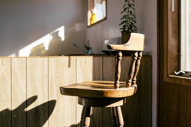 rustiek interieur in de kamer met een rustieke houten stoel in grensstijl