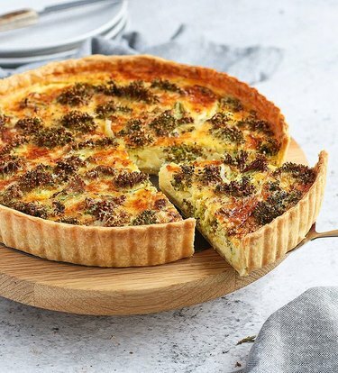 Cheddar brokolicový quiche z cesty na pečenie