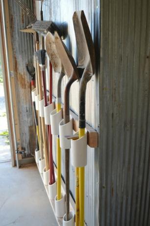 Ideia de organização de garagem faça você mesmo com ferramentas e pás em suporte de tubos de pvc