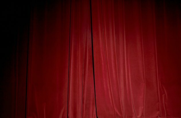 Vörös bársony színpadi függöny, közelkép