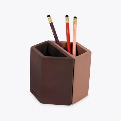 Porta-lápis de concreto rosa Wit & Delight como organizador de mesa com design loop