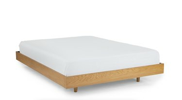 Artikkelin Basi Oak King Bed valkoista taustaa vasten