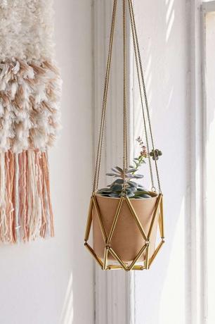 Macrame hangende plantenbak Urban Outfitters.