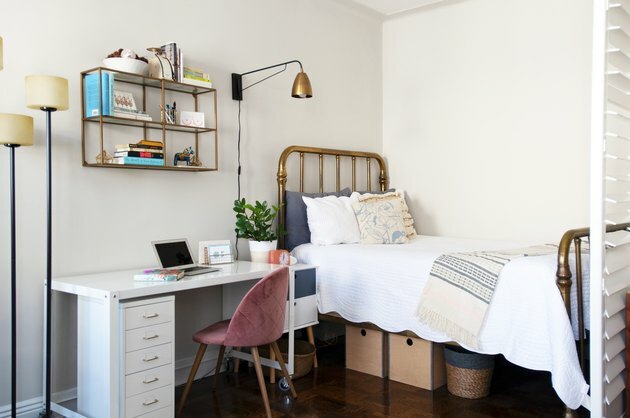 Organização de educação em casa com quarto com divisória e mesa de escritório