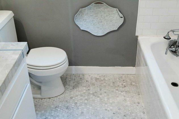 Ladrilhos hexagonais de mármore em banheiro branco e cinza