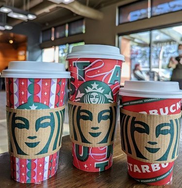 Tri Starbucks blagdanska pića na stolu