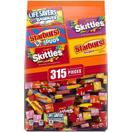 Questi preferiti del marchio Skittles saranno un vero piacere per la folla il 31 ottobre. Inoltre, poiché ci sono 315 pezzi, sarai rifornito per le masse. 