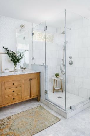 Chuveiro de canto com vidro transparente e azulejo de mármore