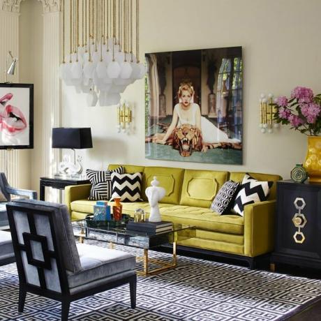 „chartreuse“ spalvos idėja gyvenamajame kambaryje su sofa ir liustra