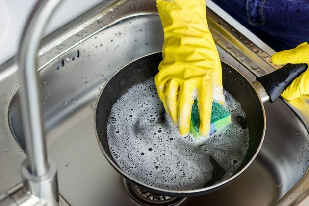 imagem recortada de mulher lavando frigideira na cozinha