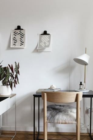 escritório cinza minimalista com arte simples na parede e cadeira de madeira