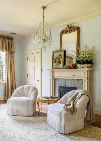 Consola de lareira tradicional, mas contemporânea, de Thomas Guy Interiors
