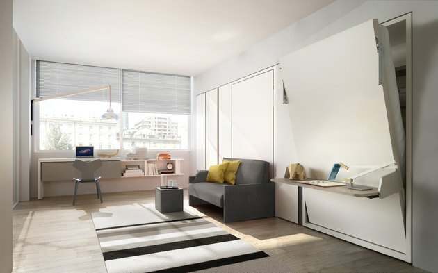 sala com mesa, sofá e parede móvel