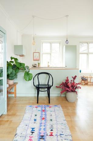 brillante idea di colore della cucina con mobili di menta e piano di lavoro in legno