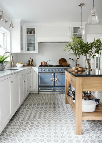 Idéia de azulejo de cozinha com armários brancos e ilha de madeira