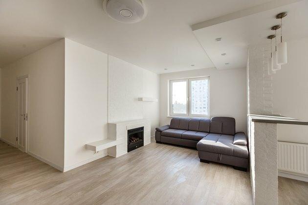 Moderne, stilfuld stue med stor grå sofa