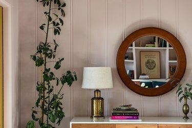 جدران وردية مع مرآة مؤطرة وطاولة كونسول