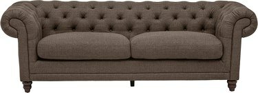 čupava siva sofa