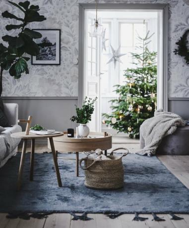 cores de Natal azul e cinza na sala de estar com árvore de natal na parte de trás