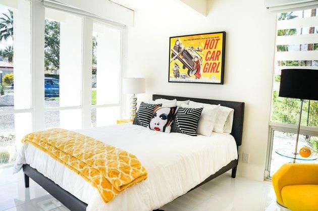 Quarto com cores branca, preta e amarela