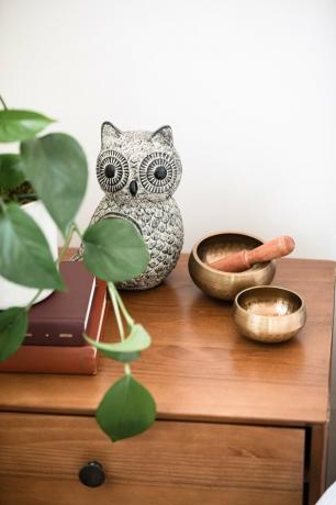 tigelas de meditação na mesa de madeira com coruja de cerâmica