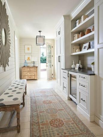 Corredor taupe shiplap projetado por Kelley Vieregg Interior Design