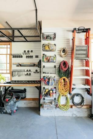 Ideia de organização de garagem faça você mesmo com elementos pendurados nas paredes