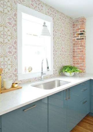 Roze en witte bloemen backsplash kust in de keuken met blauwe kasten