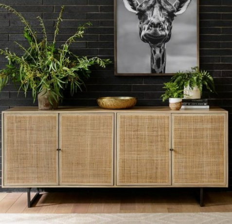 familiekamer opslag met beige riet credenza en planten