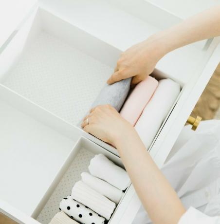 dressoir-opbergers en gevouwen kleding van KonMari