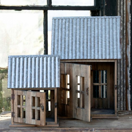 decoração de natal de casa de fazenda com lanternas de casa com telhados de metal galvanizado e madeira recuperada