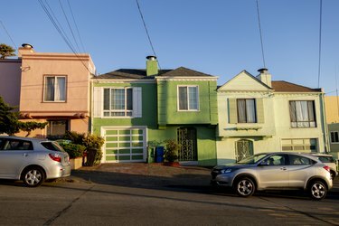 בתי מגורים צבעוניים בשקיעה