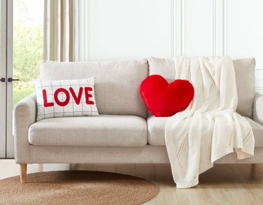 Walmart Love en faux fur hart decoratieve kussens, $ 19,78