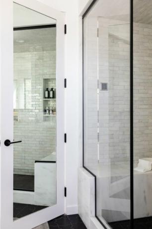 Vonios kambario durys su viso ilgio veidrodžiu ir stiklo durų dušu