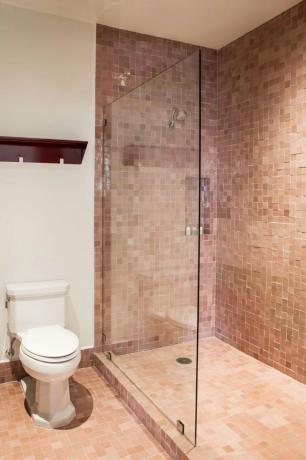 chuveiro minimalista moderno com azulejos zellige rosa