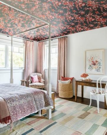 Slaapkamer met bordeaux, roze en zwart behang.