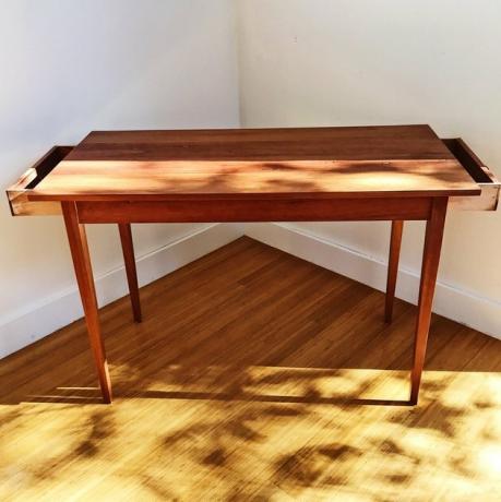 Mesa retangular feita de uma porta recuperada da cocheira