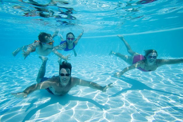 Familie onderwater zwemmen