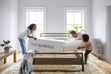 obitelj raspakira madrac Tuft & Needle