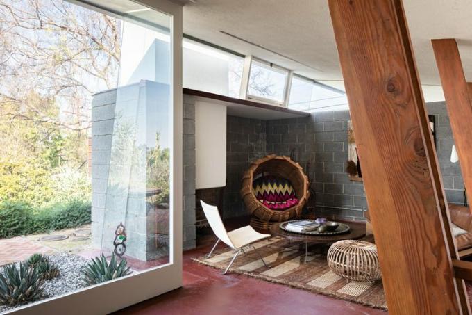 Interno della casa di metà del secolo di John Lautner.